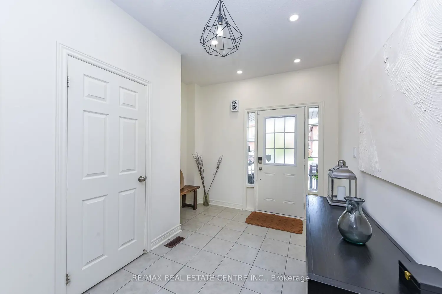 610 Bessborough Drive photo 3