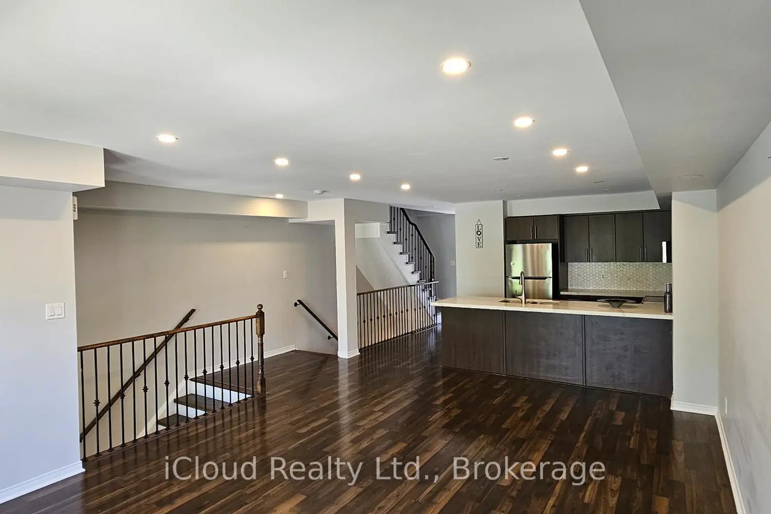 3070 Thomas Street 8 photo 2