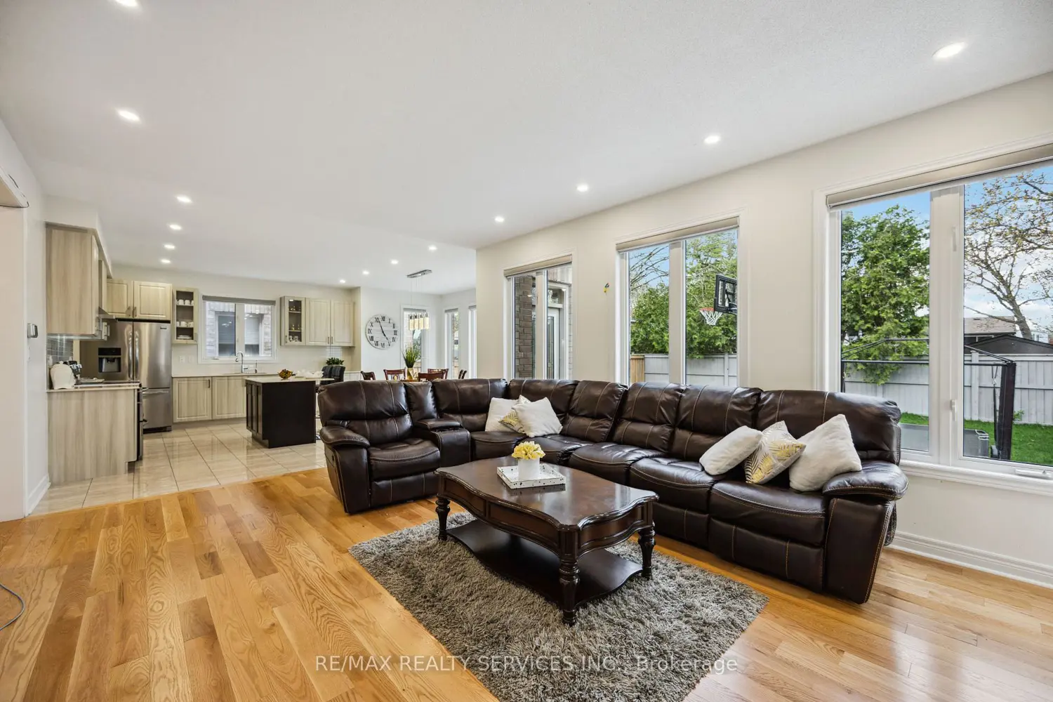 104 Sharpe Crescent photo 4