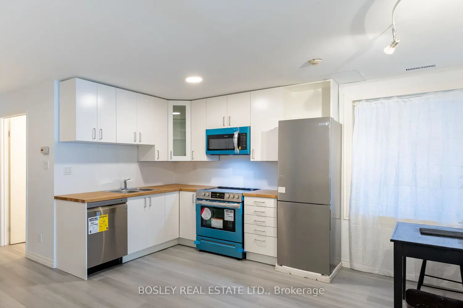 2963 Dundas Street photo 4
