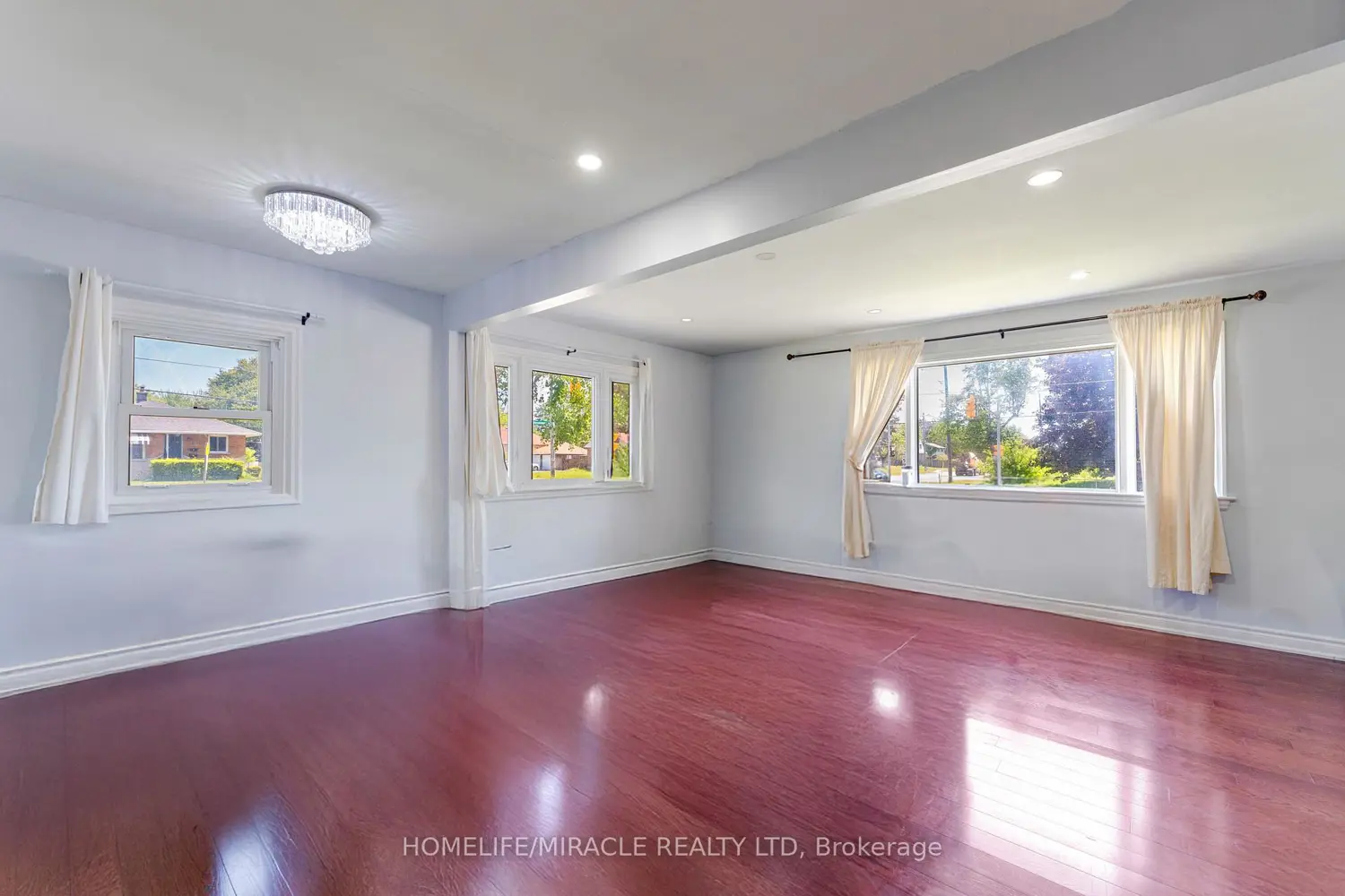 544 Adelaide Avenue photo 3