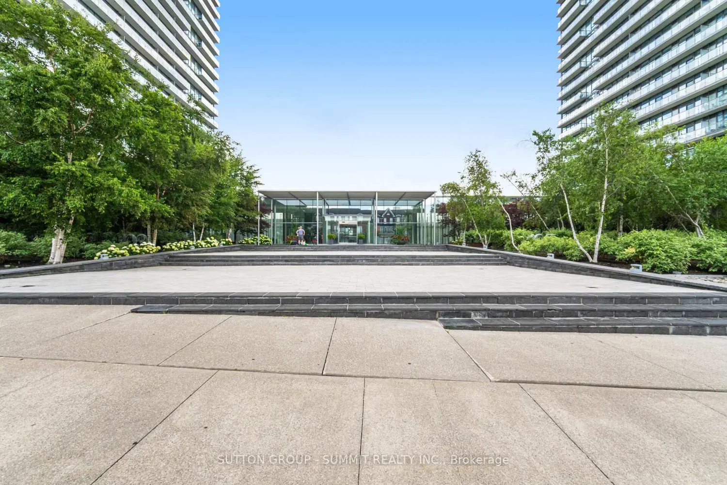 105 The Queensway 3114 photo 2