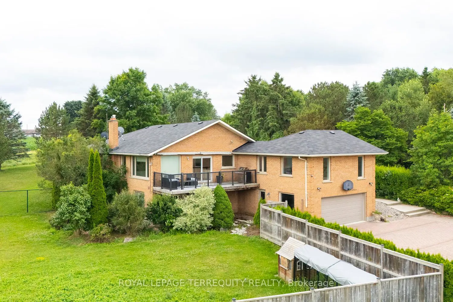 1041 15 Side Road photo 3