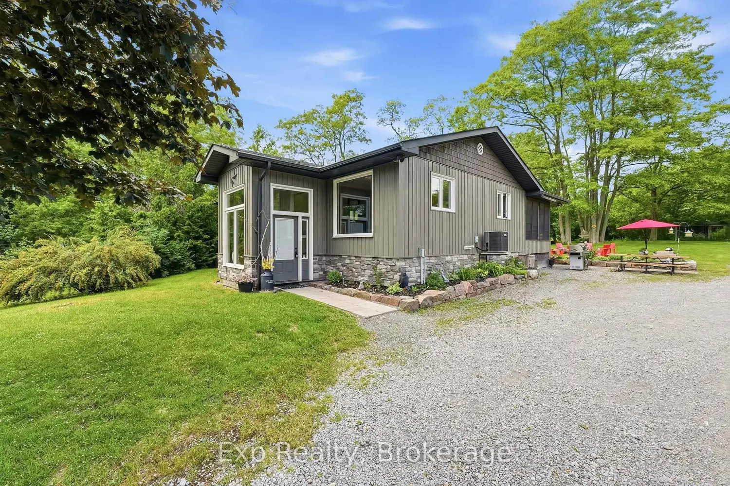 688 Dudley Road photo 3