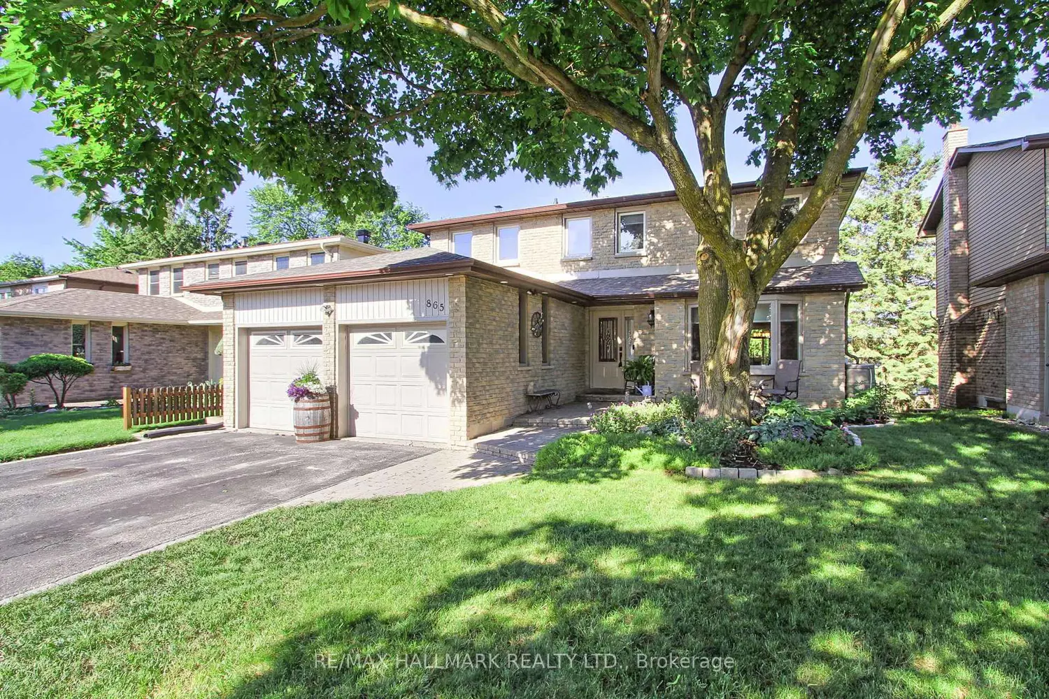 865 Arnold Crescent photo 3