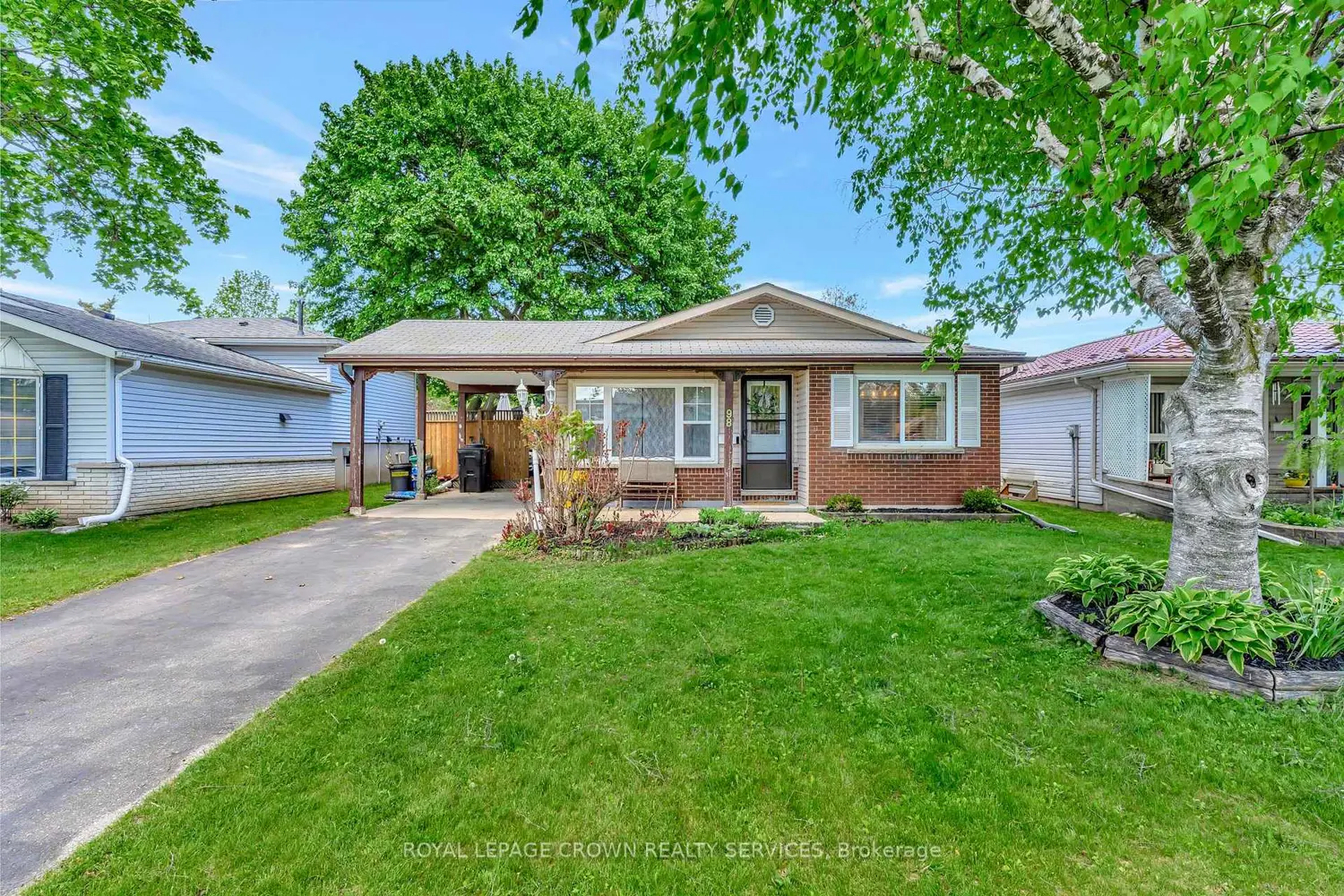 98 Belwood Crescent photo 2