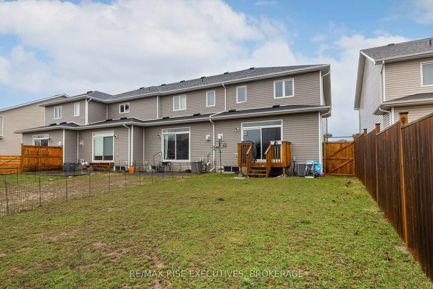 1538 Davenport Crescent photo 2
