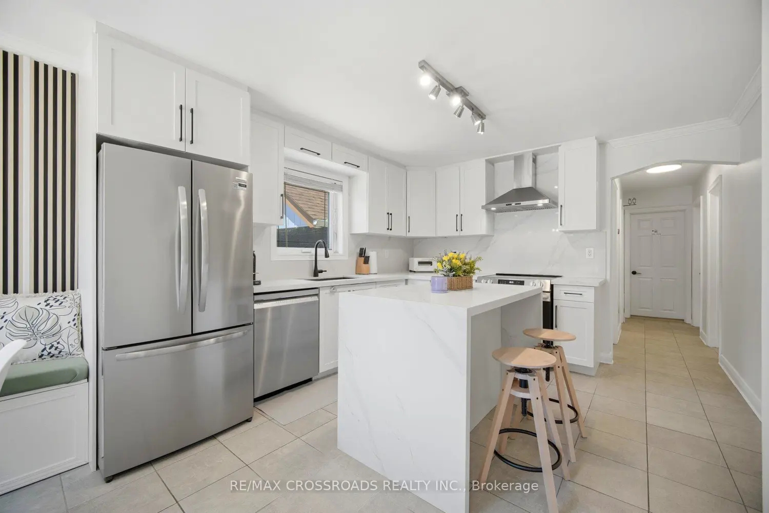 18 Adanac Drive photo 3