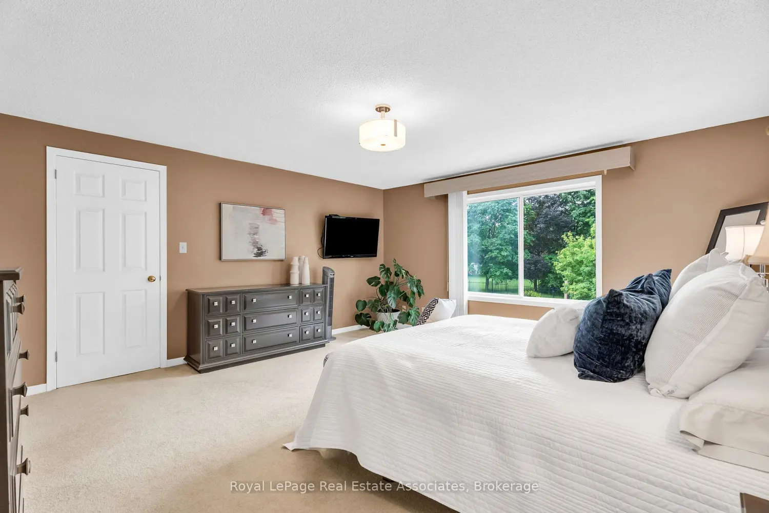 182 Rexway Drive photo 4