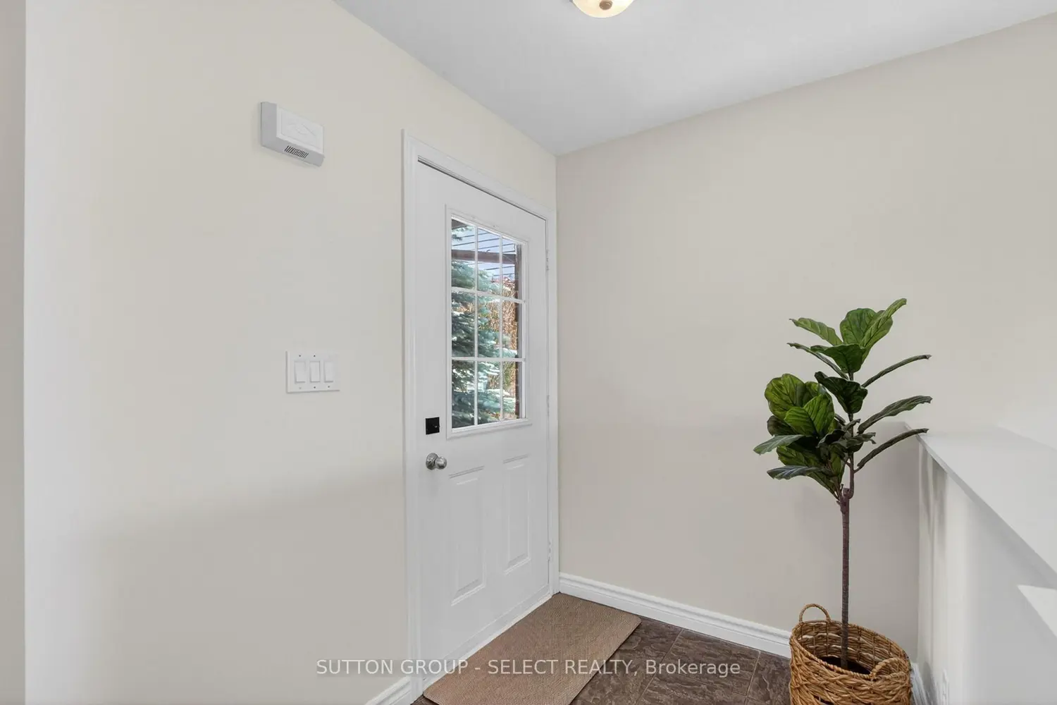 1893 Stackhouse Crescent photo 3