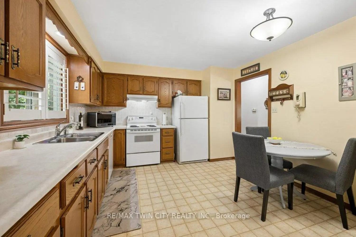 336 Manchester Road photo 3