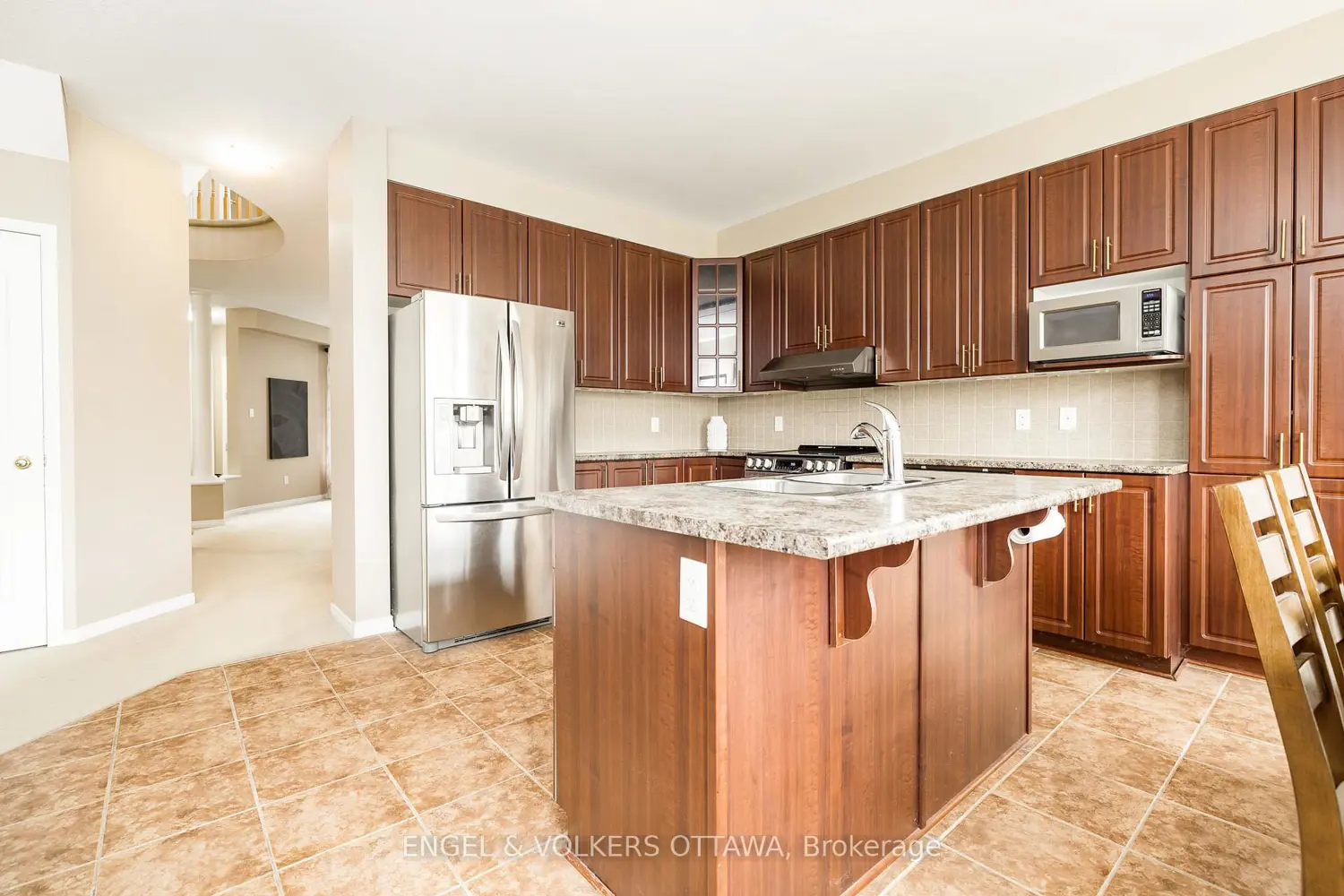 166 Macara Crescent photo 3