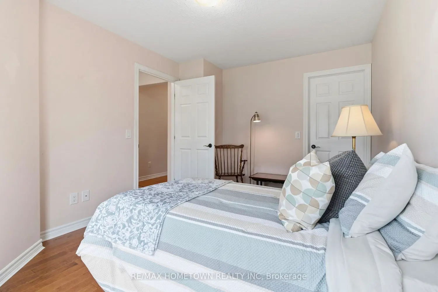 155 Steacy Gardens photo 4