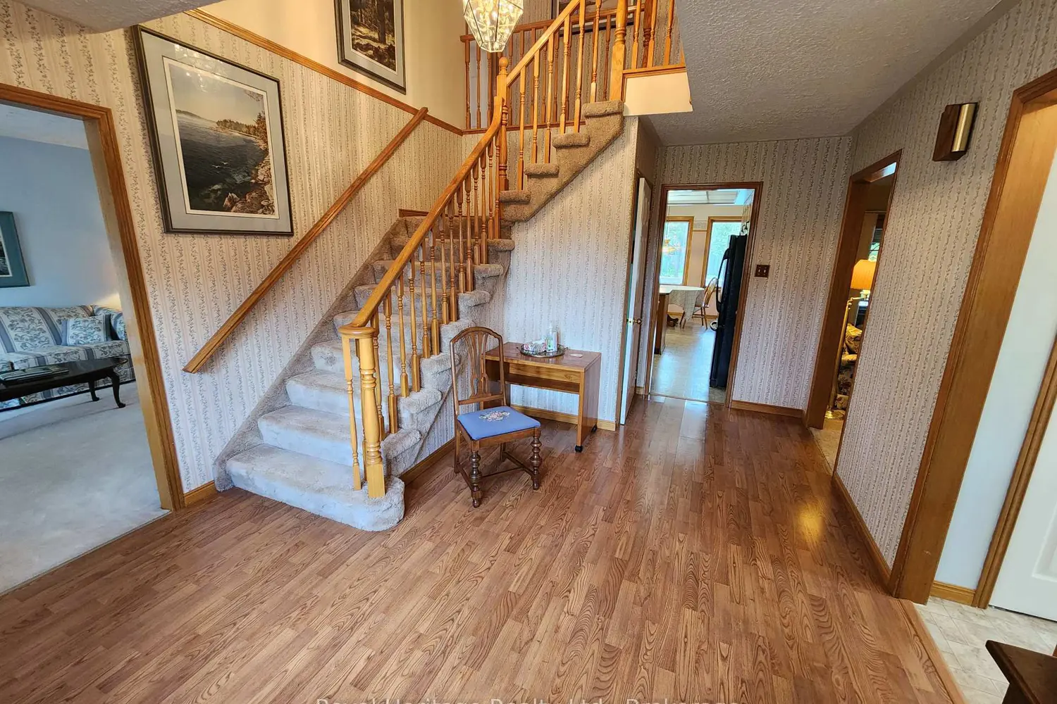 1534 Scollard Crescent photo 3
