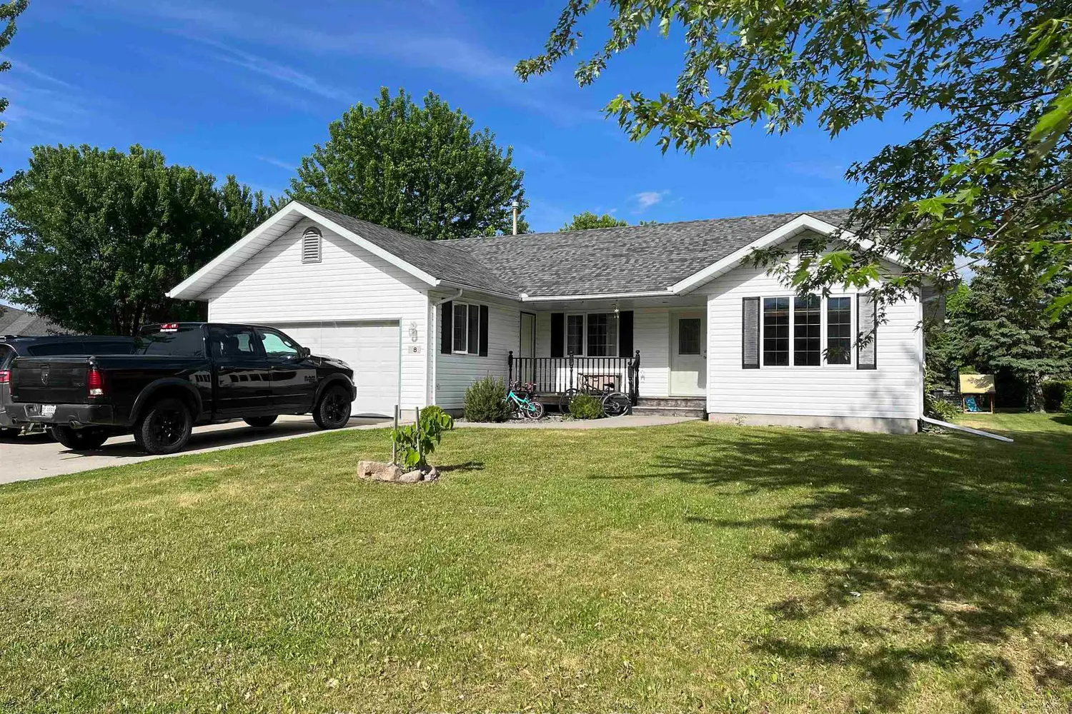 8 Maple Place photo 2