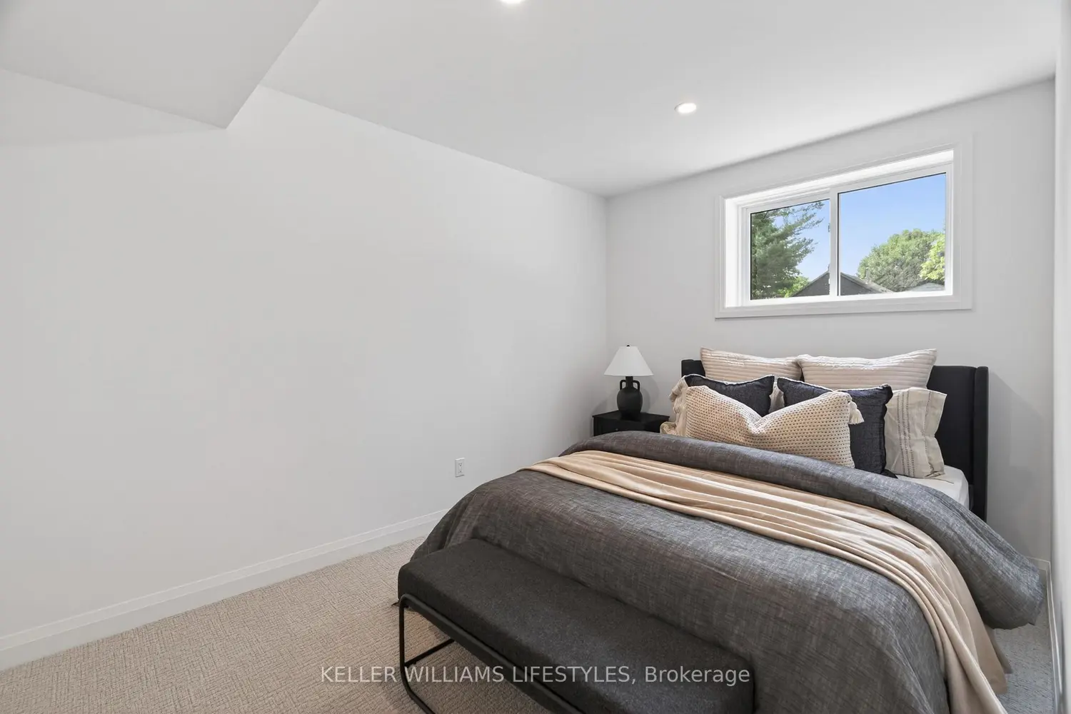 572 Churchill Crescent photo 5