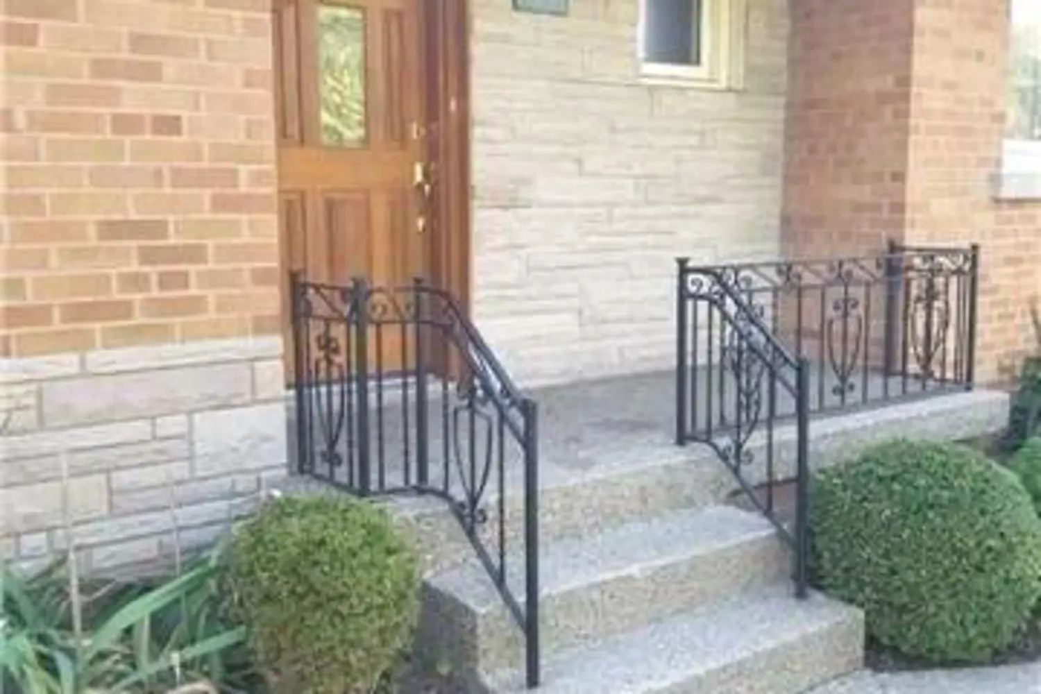 216 Wales Crescent photo 2