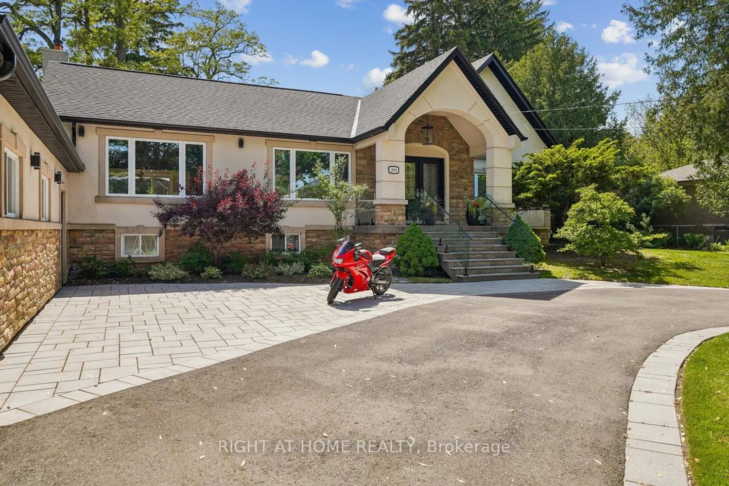 2090 Stonehouse Crescent photo 3