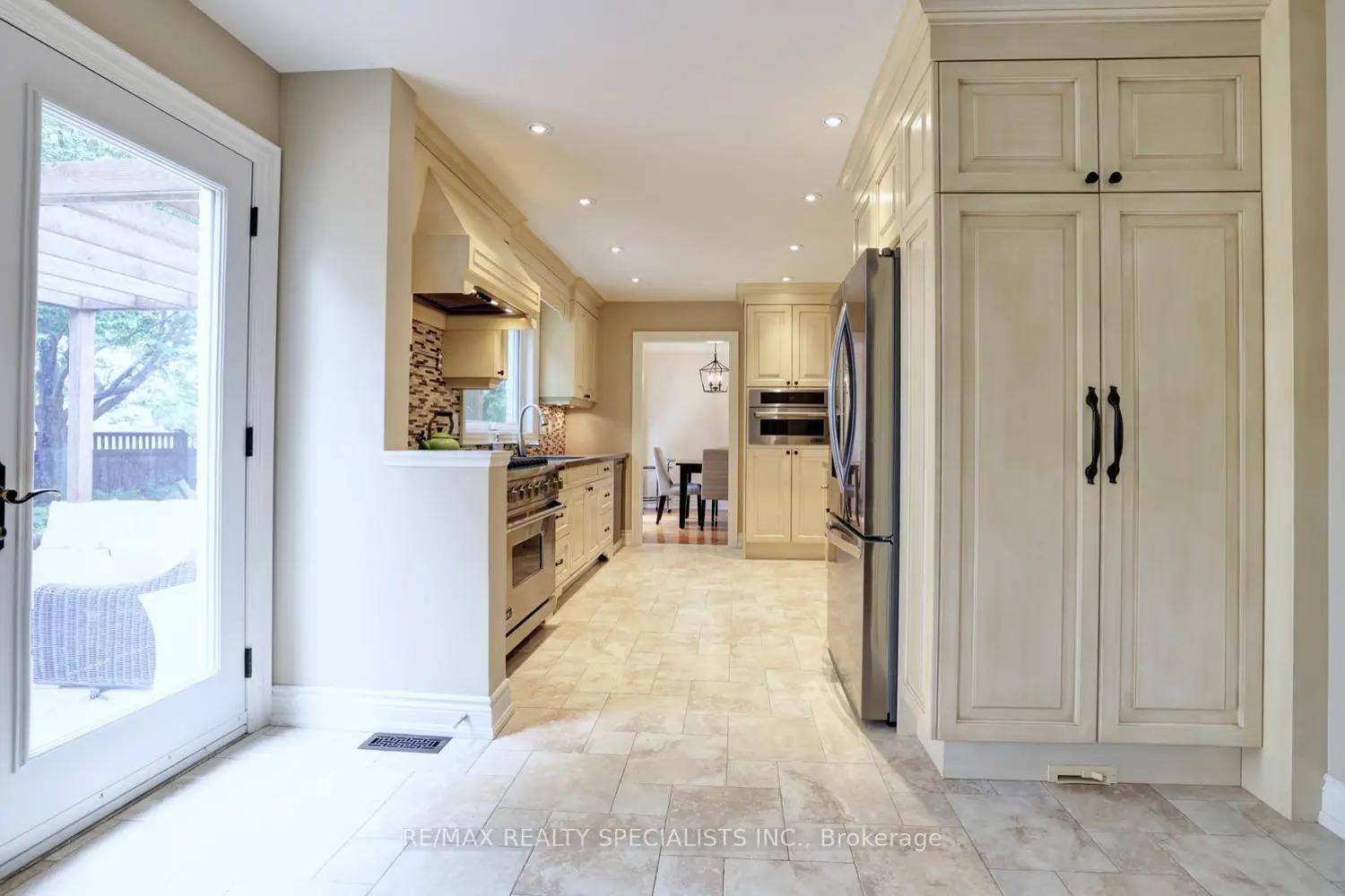 2423 Woking Crescent photo 5