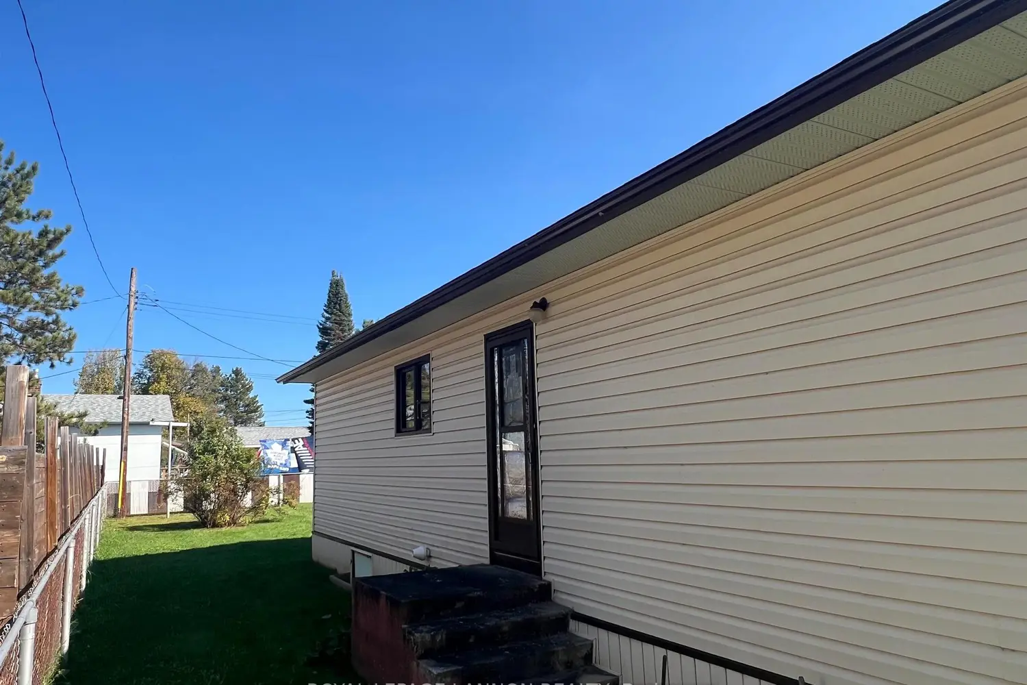 146 Pine Crescent photo 5