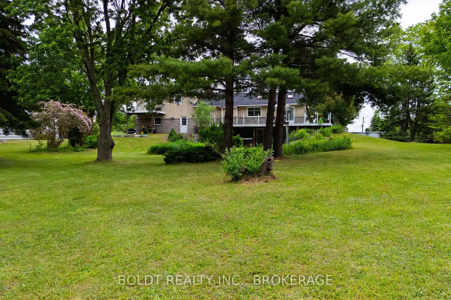 5832 5Th Side Road photo 2