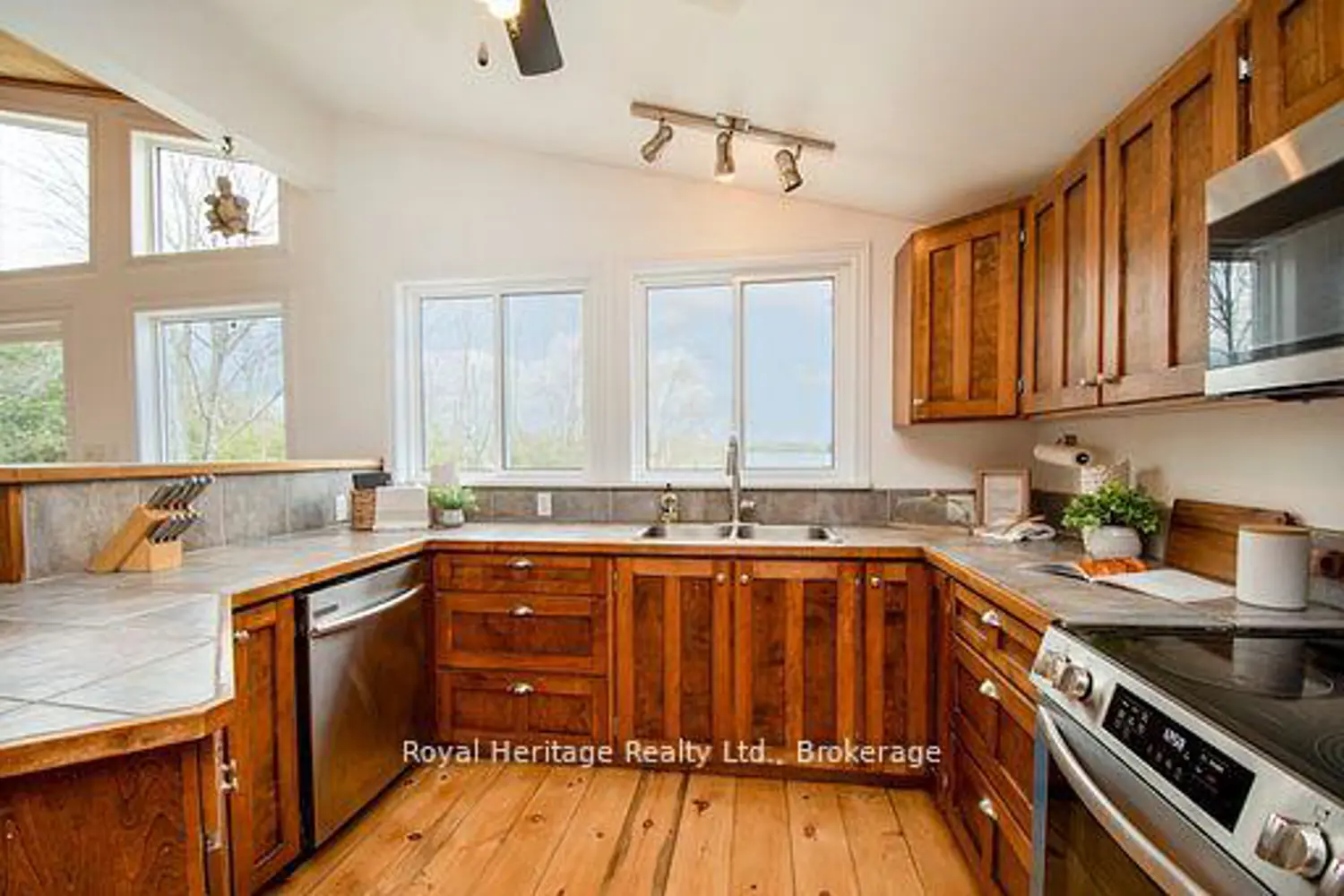 202 Sumcot Drive photo 2