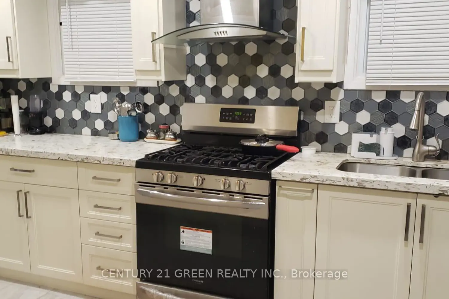 750 Queensbridge Drive photo 3