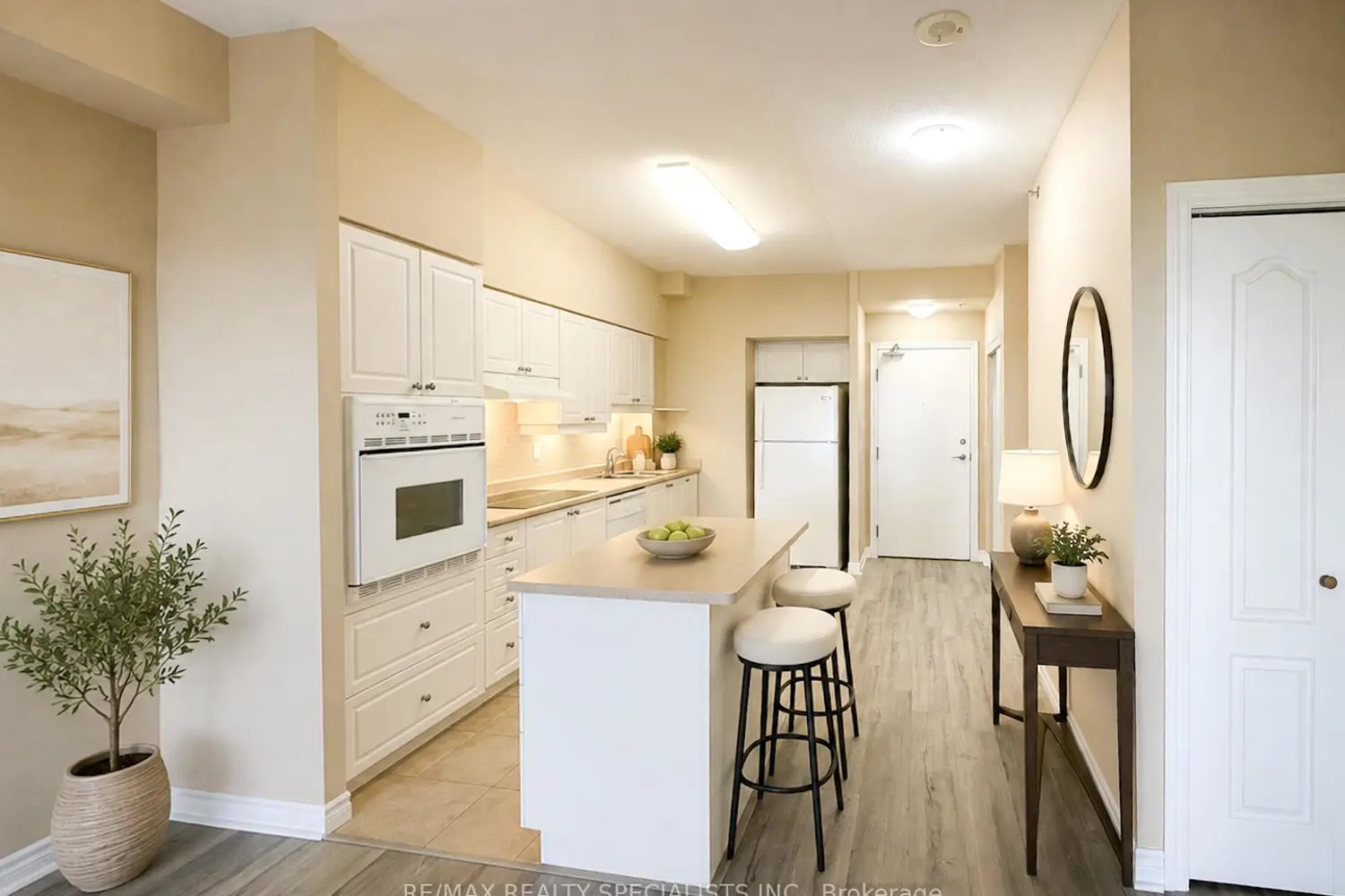 810 Scollard Court 1007 photo 4