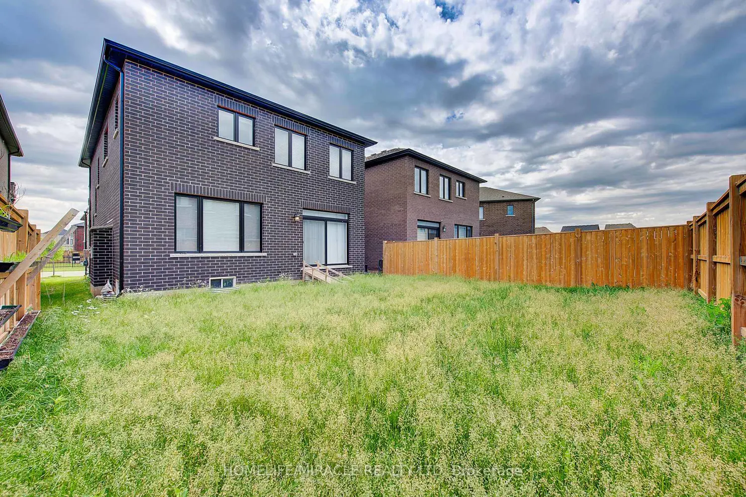 137 Silverwood Crescent photo 5