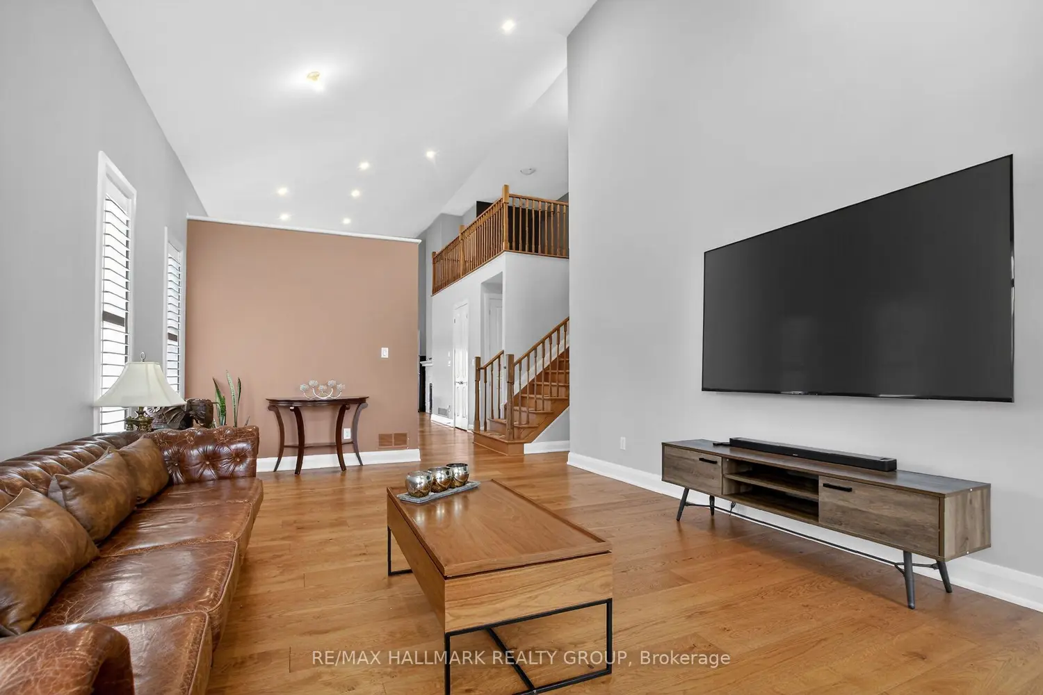 341 Serenade Crescent photo 5