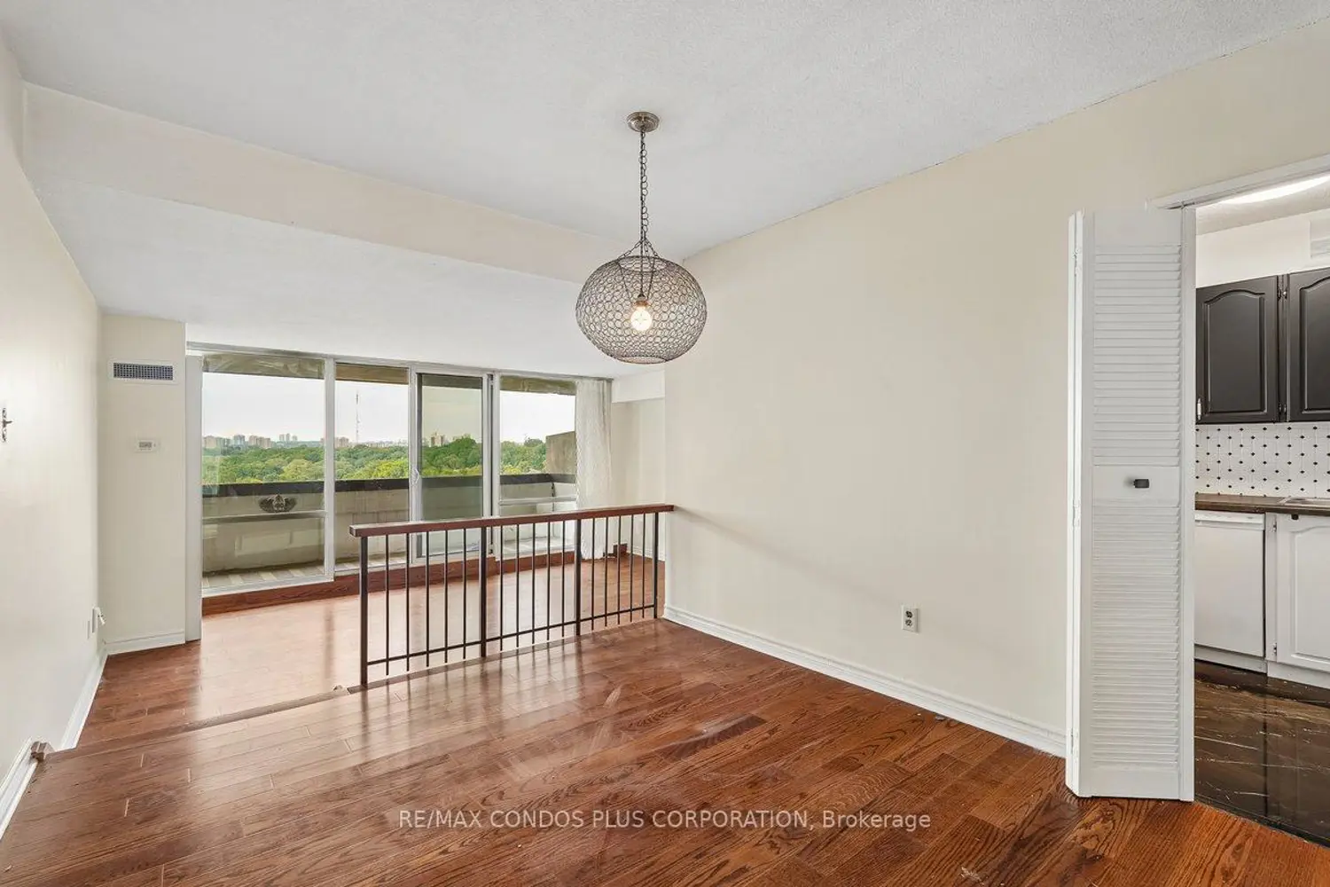 250 Scarlett Road 1307 photo 4