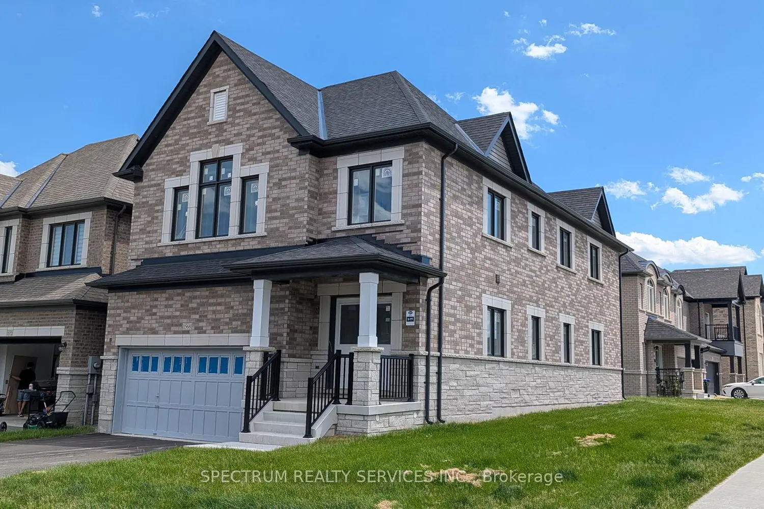1568 Stovell Crescent photo 3