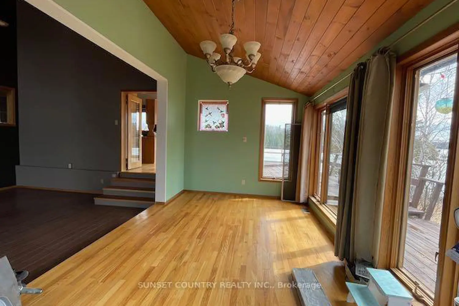 699 Coombes Drive photo 4