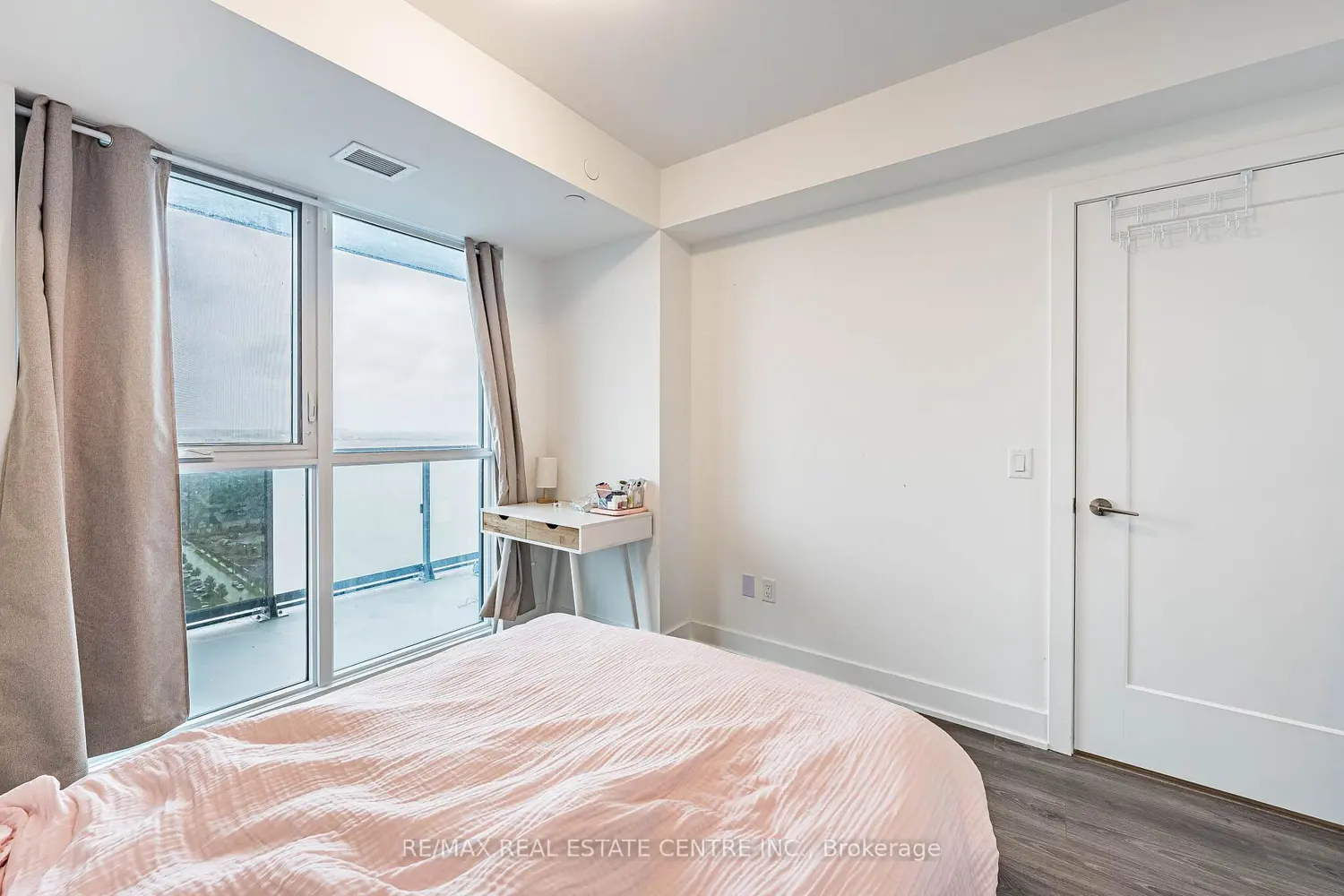 2545 Simcoe St N 2401 photo 2