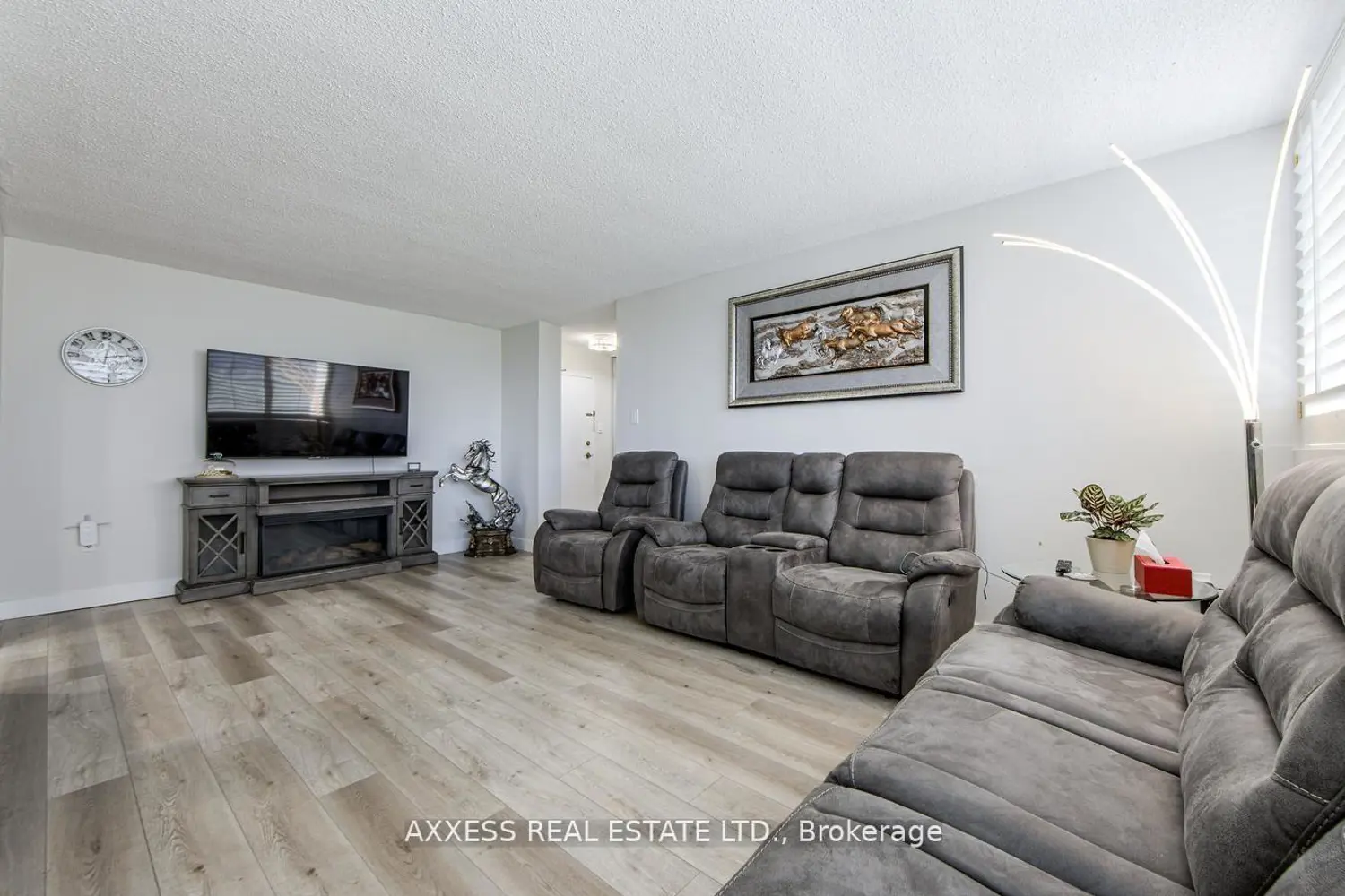 3590 Kaneff Crescent 609 photo 5
