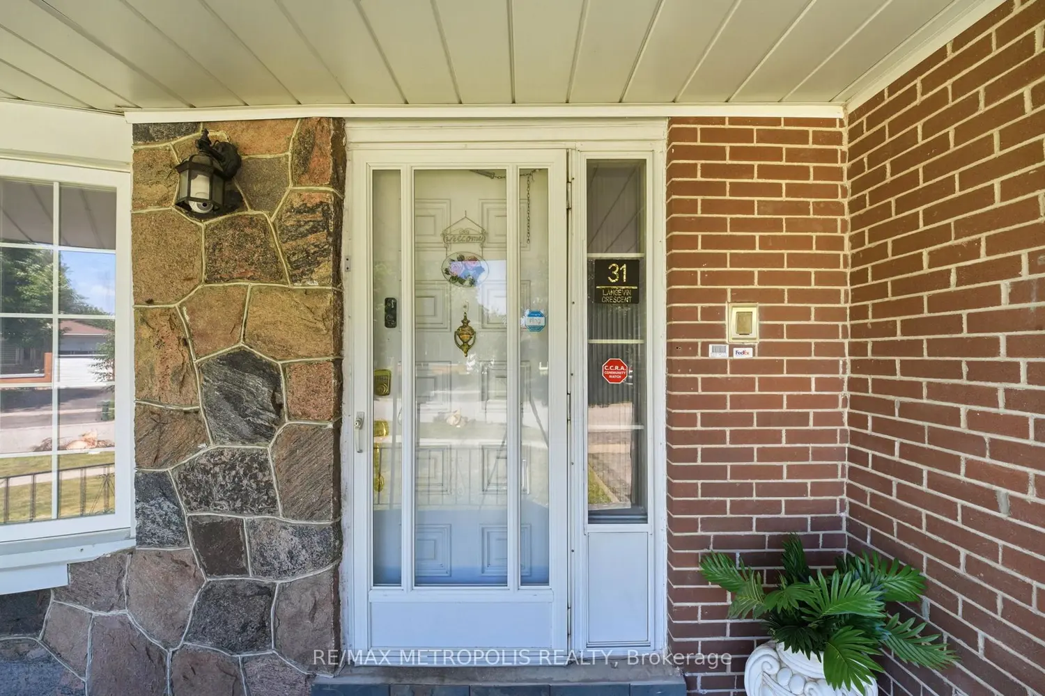 31 Langevin Crescent photo 3