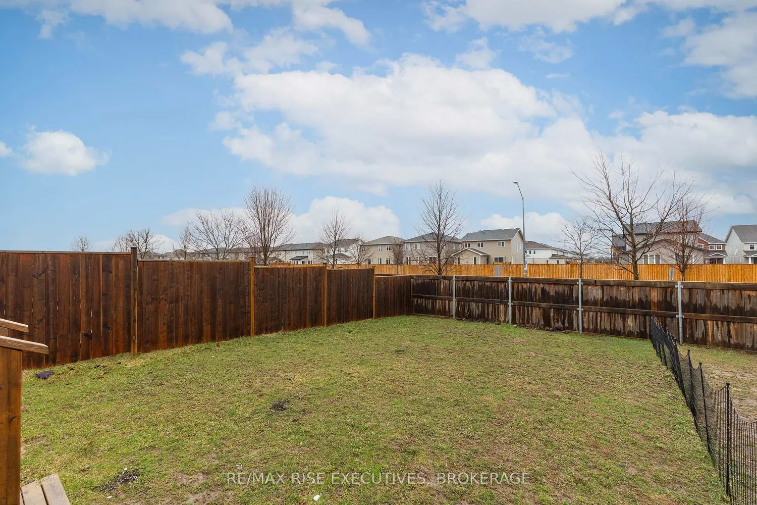 1538 Davenport Crescent photo 3