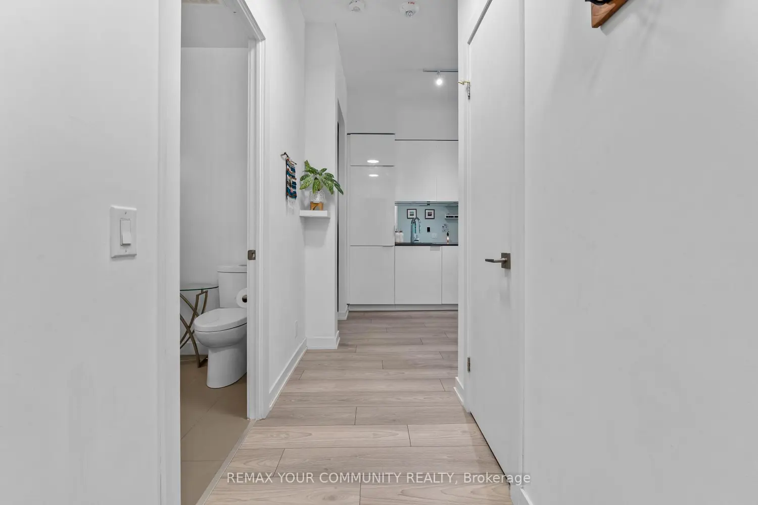 609 Avenue Road 201 photo 3