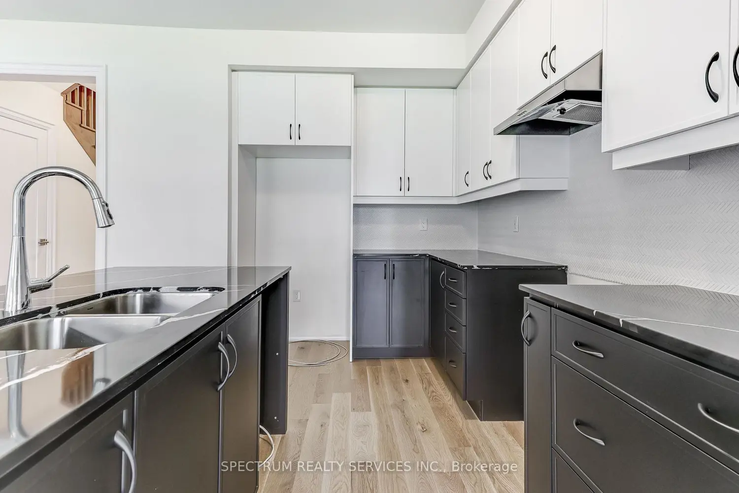 103 Adario Crescent photo 5
