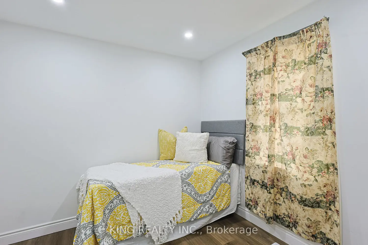 54 Tweedsmuir Avenue photo 4