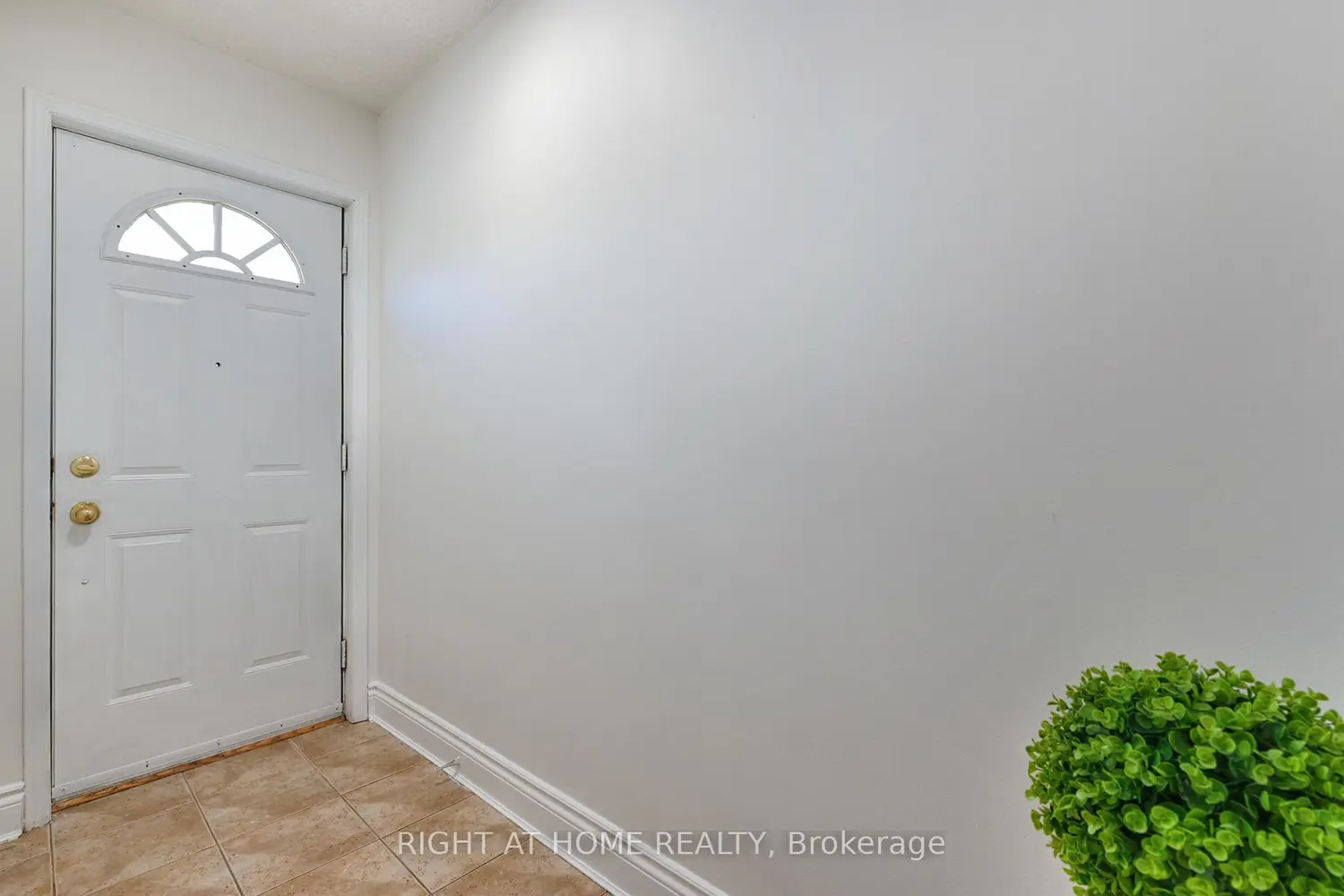 80 Strathaven Drive 35 photo 4
