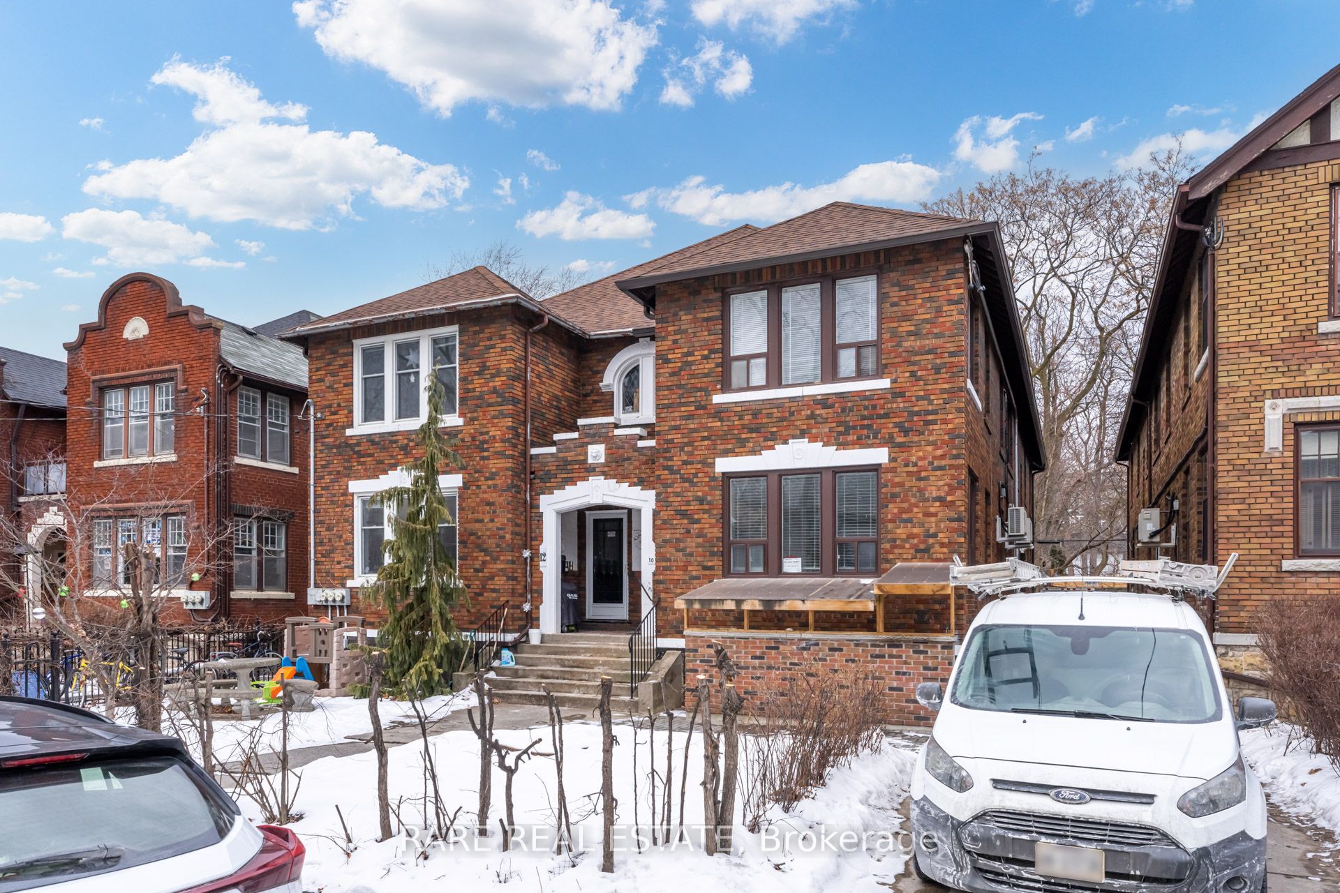 Main-10 Castleview Avenue, Toronto, ON, M5R 1Y9