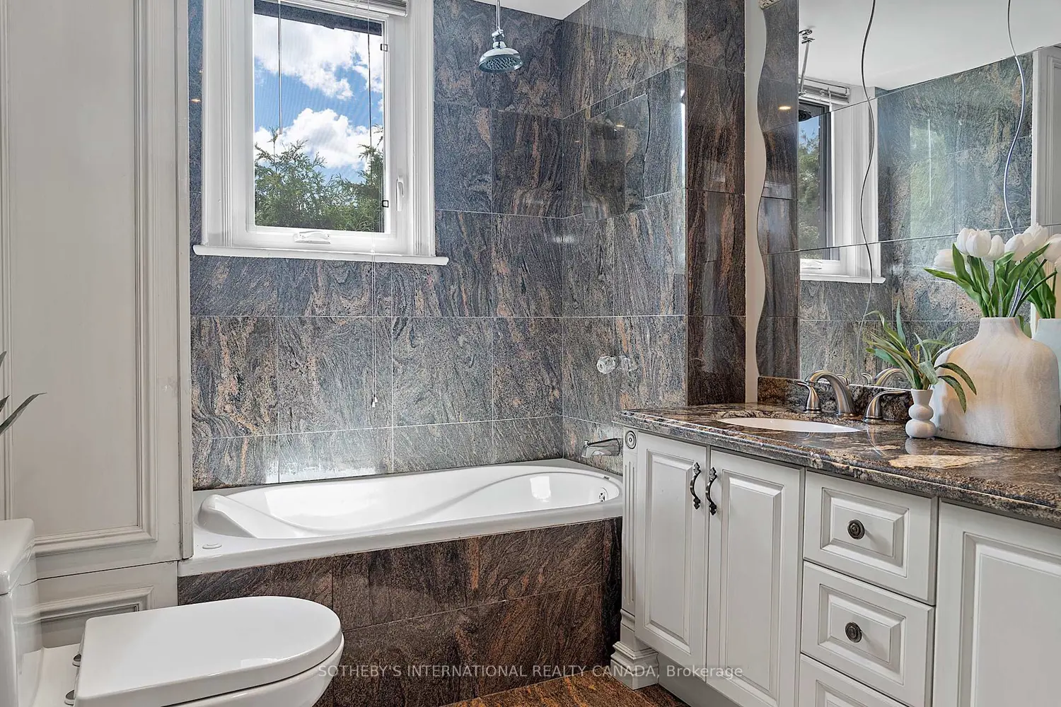 4009 Bloor Street photo 3