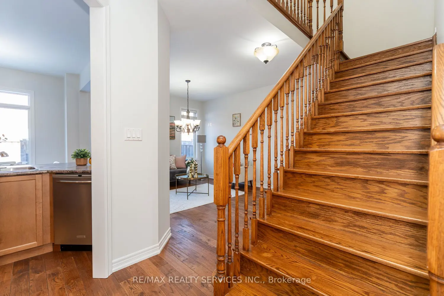 112 Amaranth Crescent photo 4