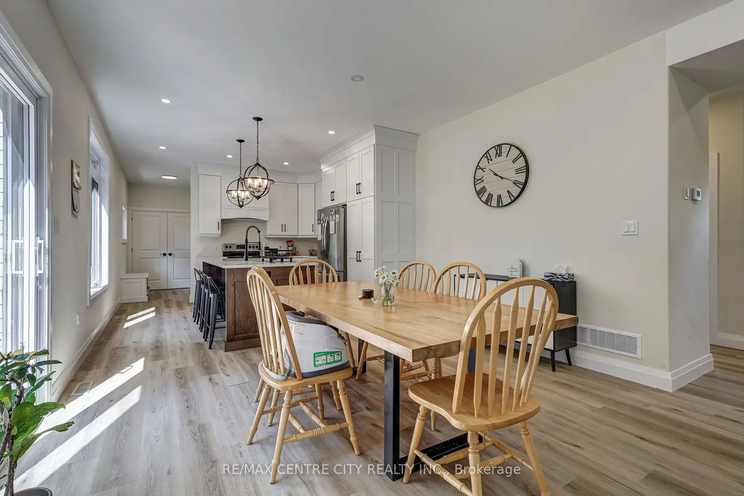 9 Delevan Crescent photo 5