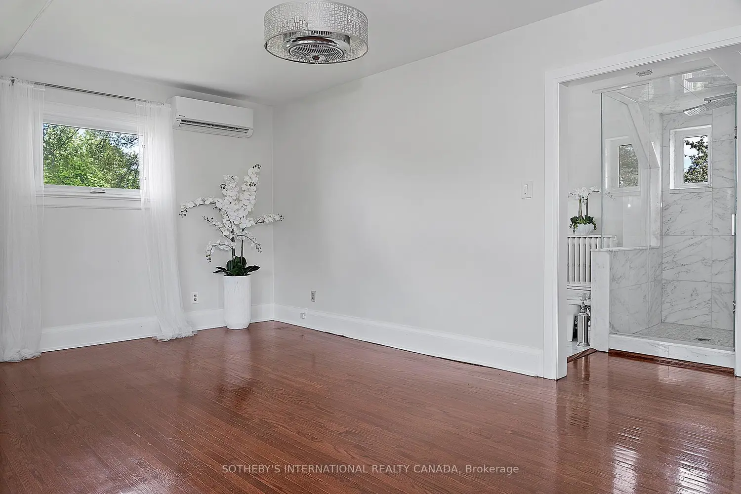 4009 Bloor Street photo 2