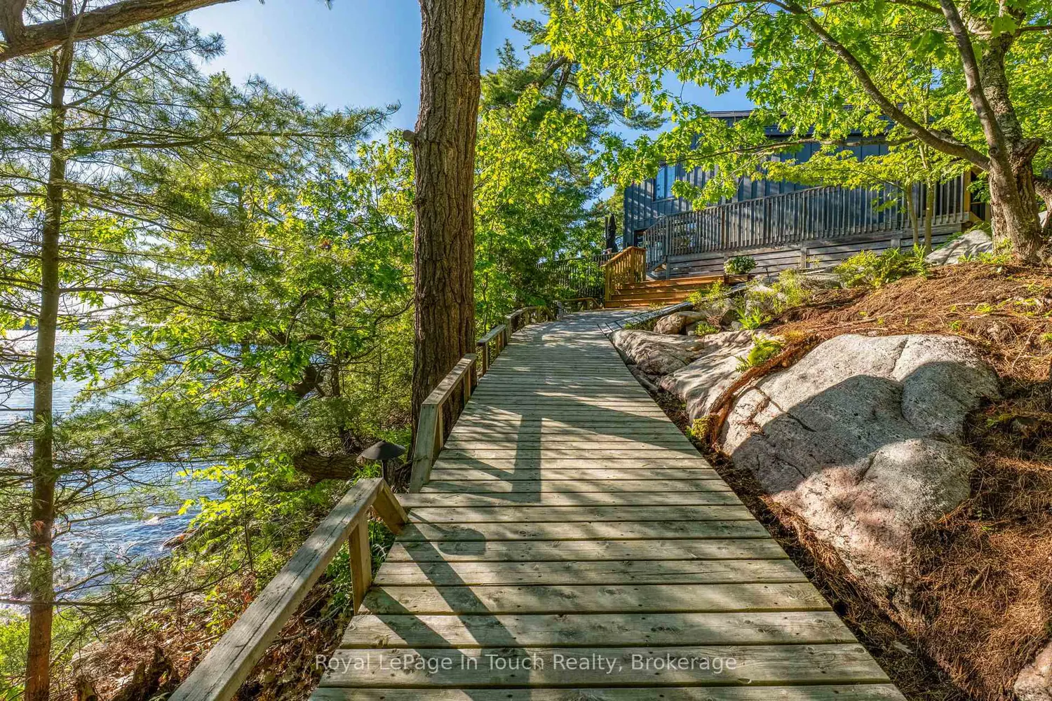 1 Gb466 - Tower Island photo 2