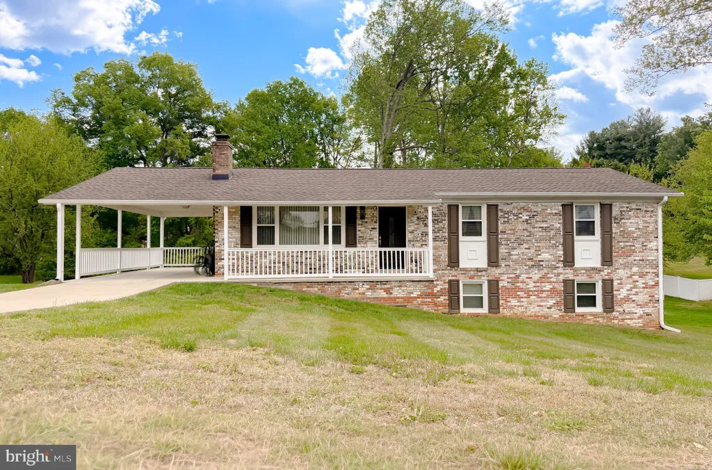 8525 Cardinal Ln, White Plains, MD 20695 photo 2