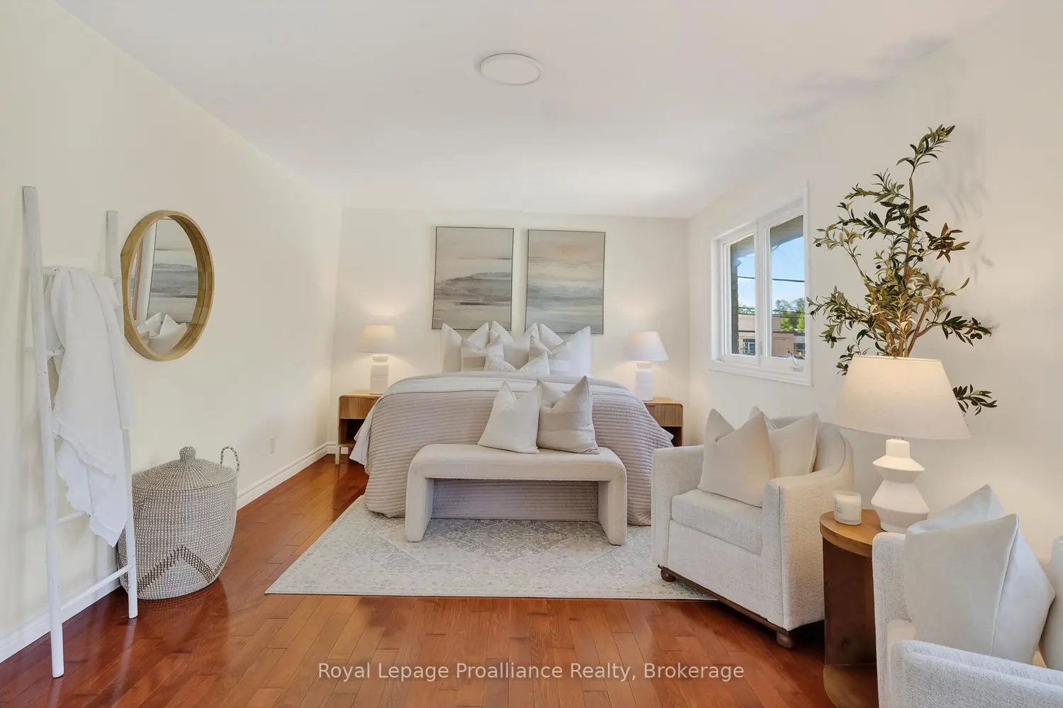 951 D'arcy Street photo 5