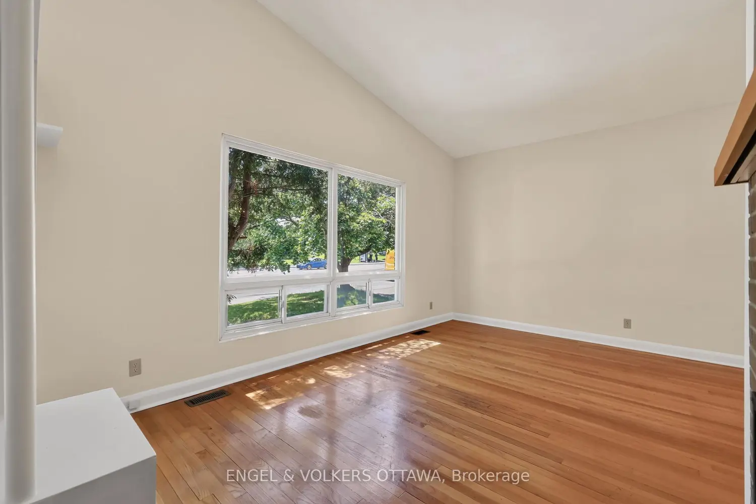 1363 Heron Road photo 3